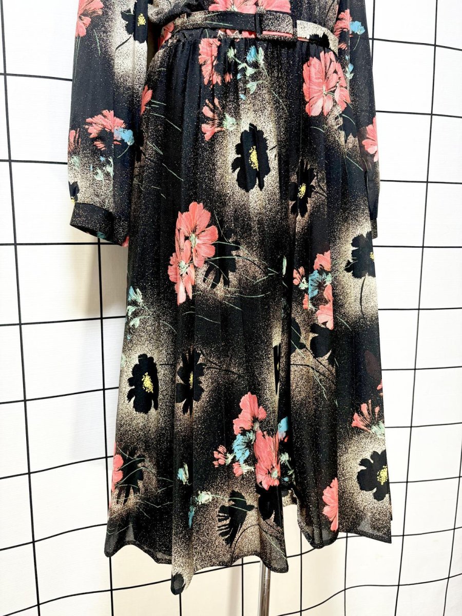 画像9: フランス製 FRANCE ベルト付 花柄 首元リボン プリーツ切替 ブラック レトロ ヨーロッパ古着 ヴィンテージワンピース (9)