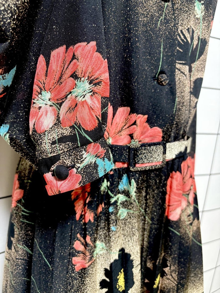 画像8: フランス製 FRANCE ベルト付 花柄 首元リボン プリーツ切替 ブラック レトロ ヨーロッパ古着 ヴィンテージワンピース (8)