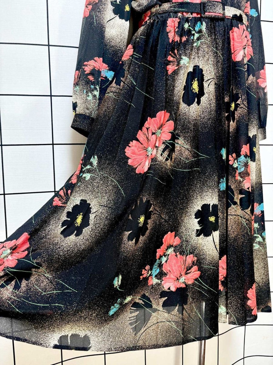 画像10: フランス製 FRANCE ベルト付 花柄 首元リボン プリーツ切替 ブラック レトロ ヨーロッパ古着 ヴィンテージワンピース (10)