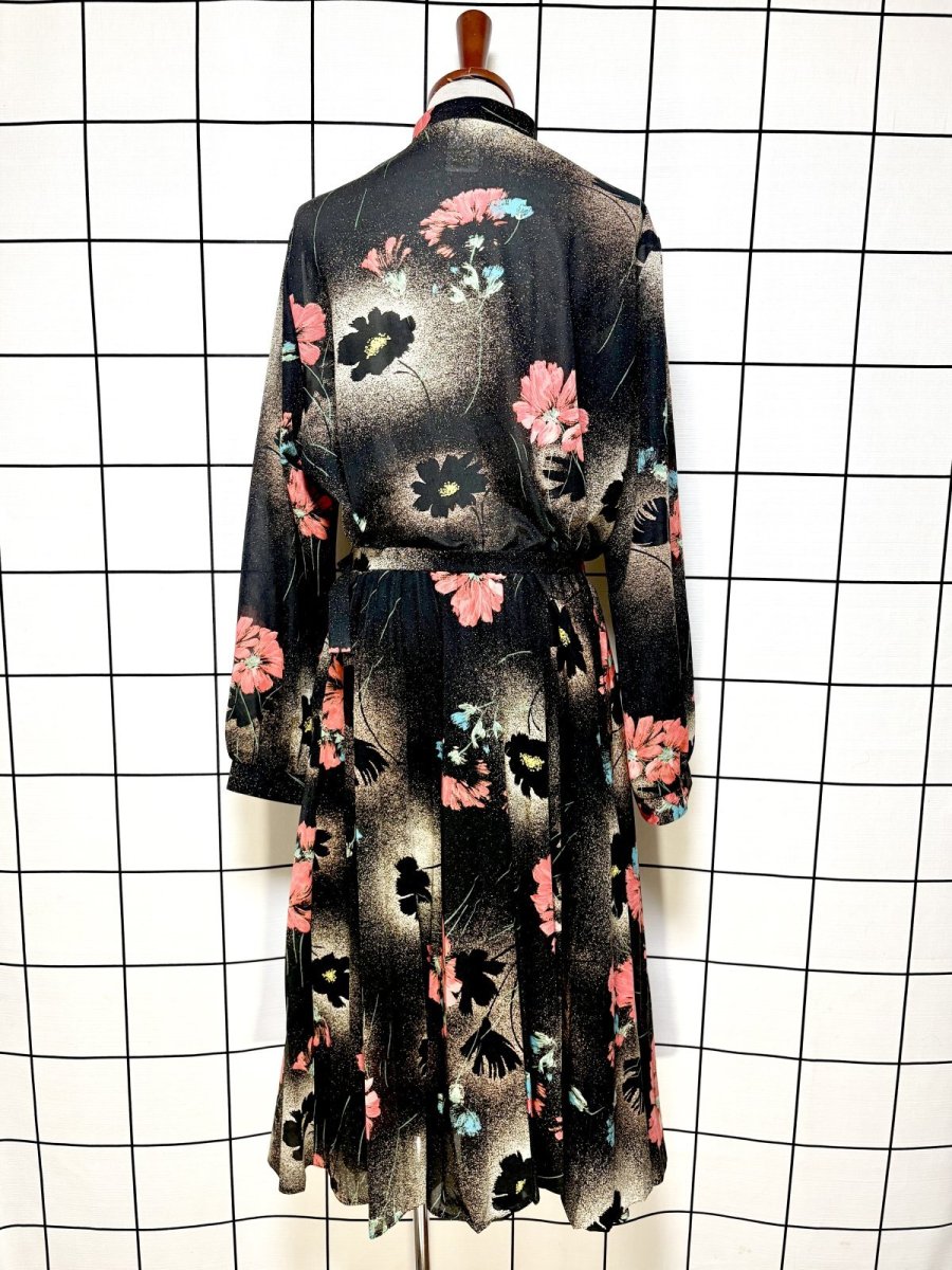 画像2: フランス製 FRANCE ベルト付 花柄 首元リボン プリーツ切替 ブラック レトロ ヨーロッパ古着 ヴィンテージワンピース (2)