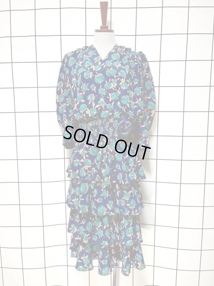 画像1: ティアードデザイン 花柄 コサージュ付 ネイビー レトロ USA古着 ヴィンテージワンピース (1)