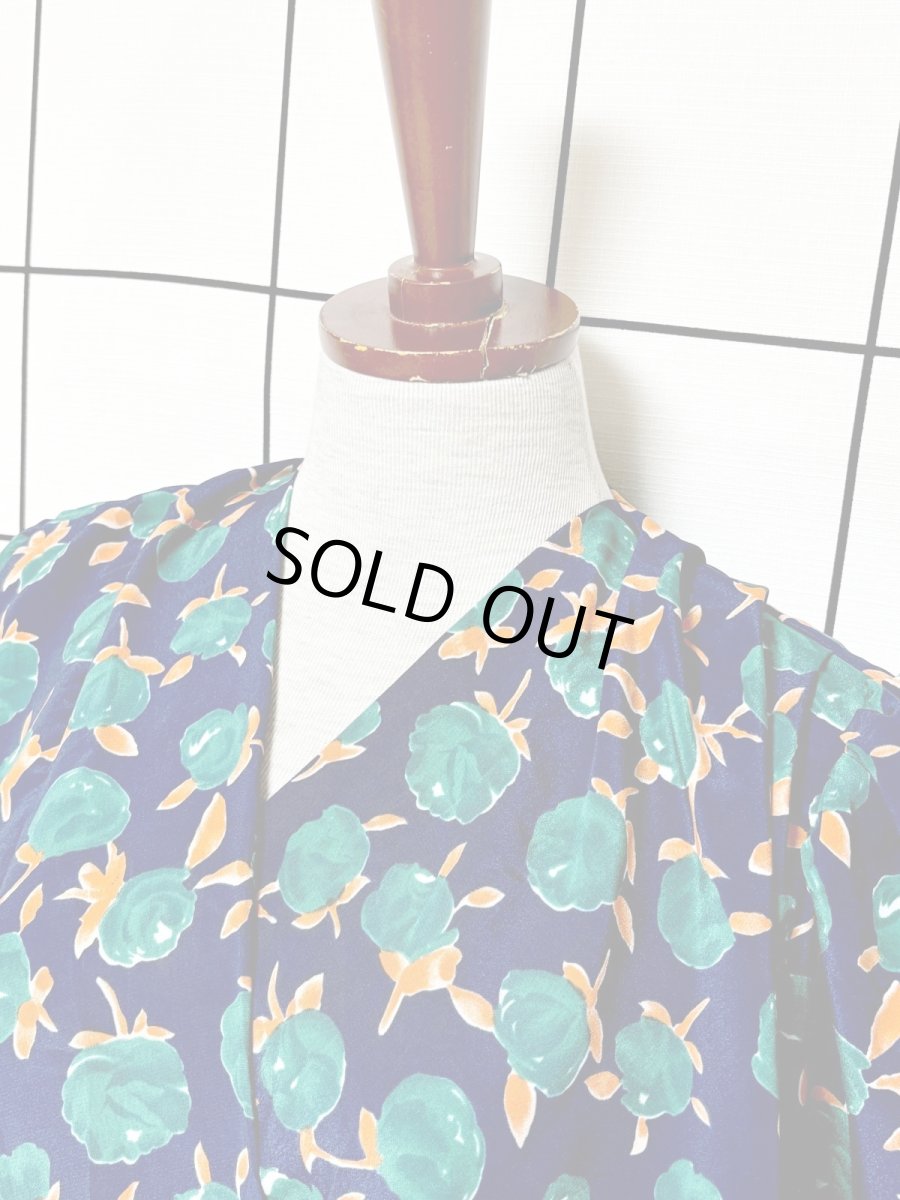 画像4: ティアードデザイン 花柄 コサージュ付 ネイビー レトロ USA古着 ヴィンテージワンピース (4)