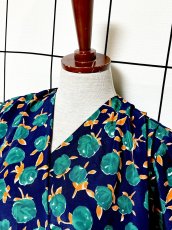 画像4: ティアードデザイン 花柄 コサージュ付 ネイビー レトロ USA古着 ヴィンテージワンピース (4)
