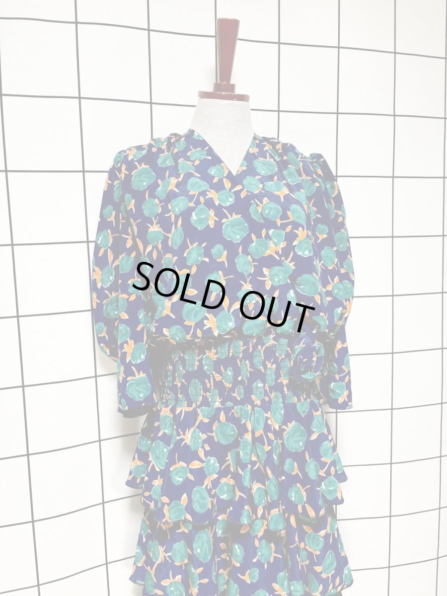 画像3: ティアードデザイン 花柄 コサージュ付 ネイビー レトロ USA古着 ヴィンテージワンピース (3)