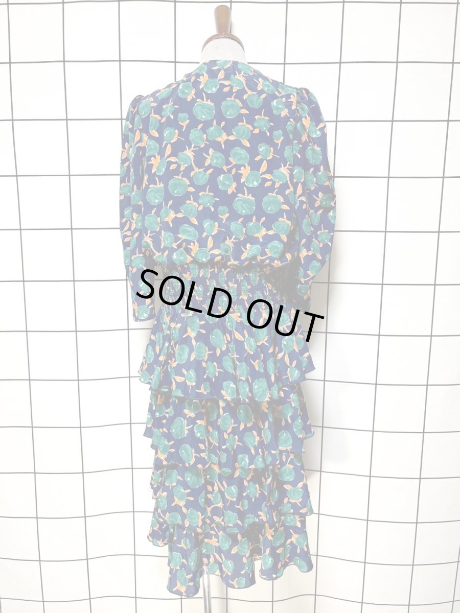 画像2: ティアードデザイン 花柄 コサージュ付 ネイビー レトロ USA古着 ヴィンテージワンピース (2)