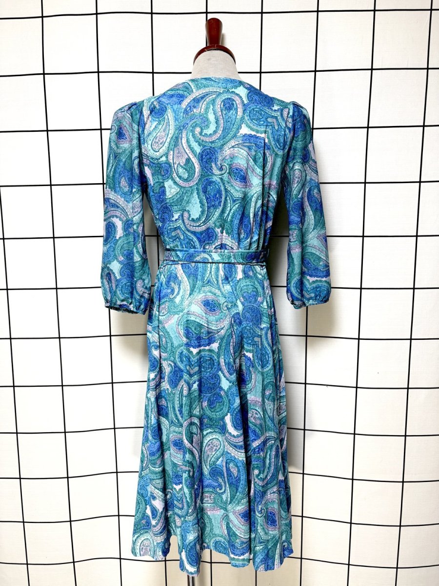 画像2: プリーツ切り替え ペイズリー リボン ウエストゴム レトロ USA古着 ヴィンテージワンピース (2)