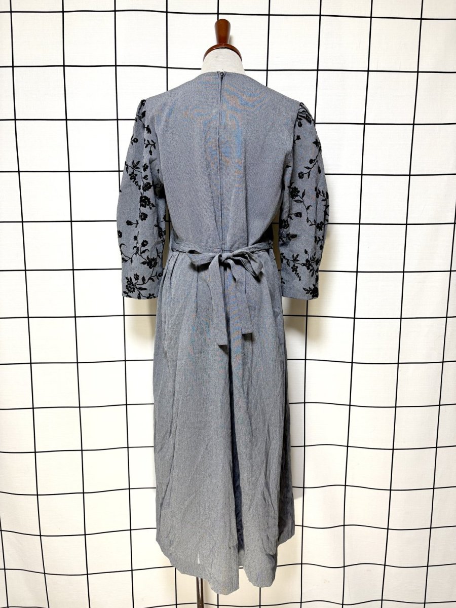 画像2: レイヤード風デザイン 花柄 バックリボン グレー レトロ El Salvador 古着 ヴィンテージワンピース (2)