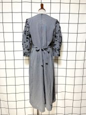 画像2: レイヤード風デザイン 花柄 バックリボン グレー レトロ El Salvador 古着 ヴィンテージワンピース (2)