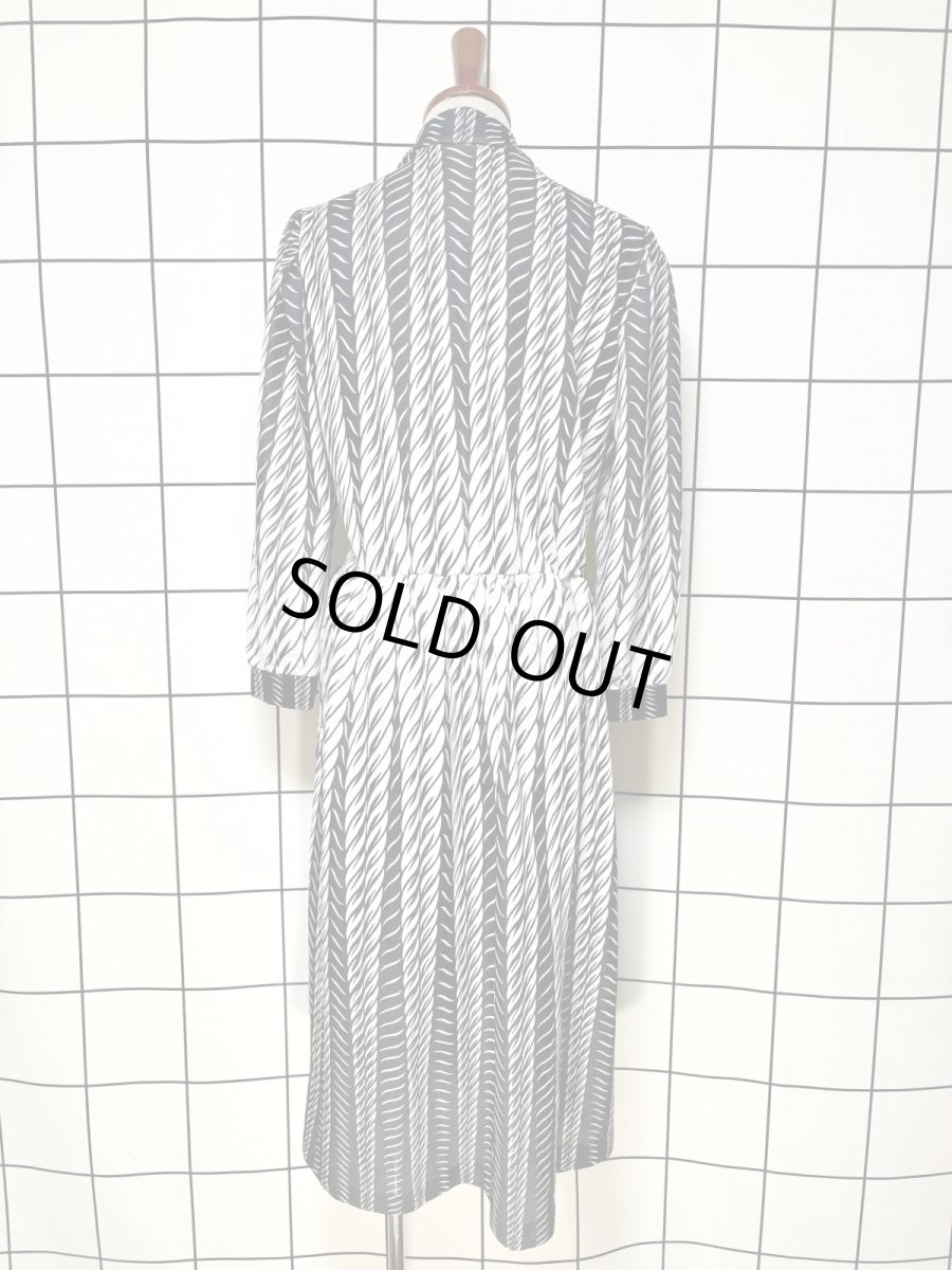 画像2: ストライプ モノクロ ウエストゴム レトロ USA古着 ヴィンテージワンピース (2)