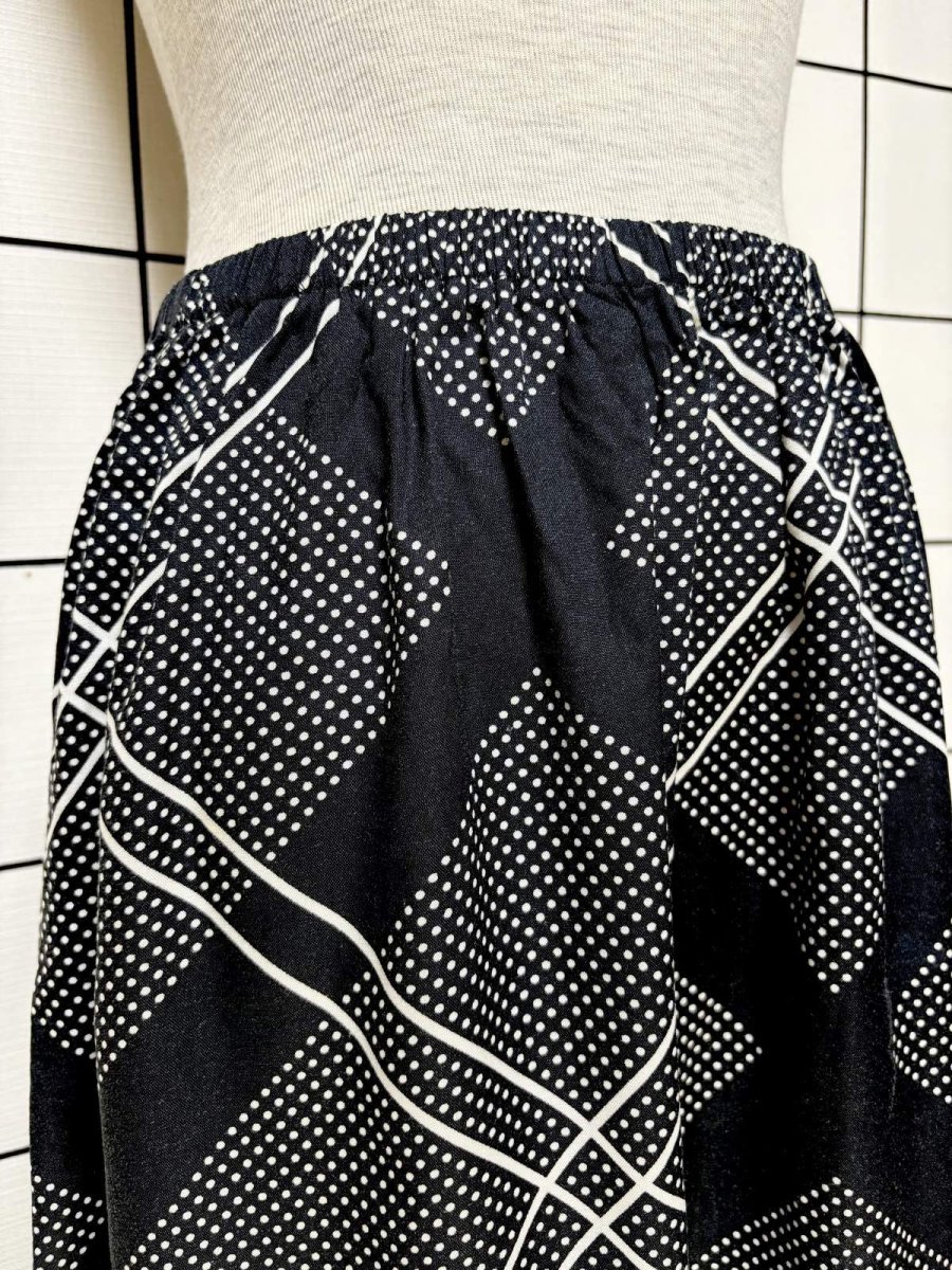 画像2: ドット柄 モノクロ ウエストゴム レトロ USA古着 ヴィンテージスカート (2)
