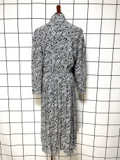 画像2: プリーツ切り替え ペイズリー モノクロ ウエストゴム レトロ USA古着 ヴィンテージワンピース (2)