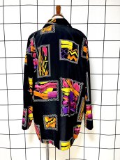画像2: カラフルアート柄 ブラック シングルボタン レトロ USA古着 ヴィンテージジャケット (2)
