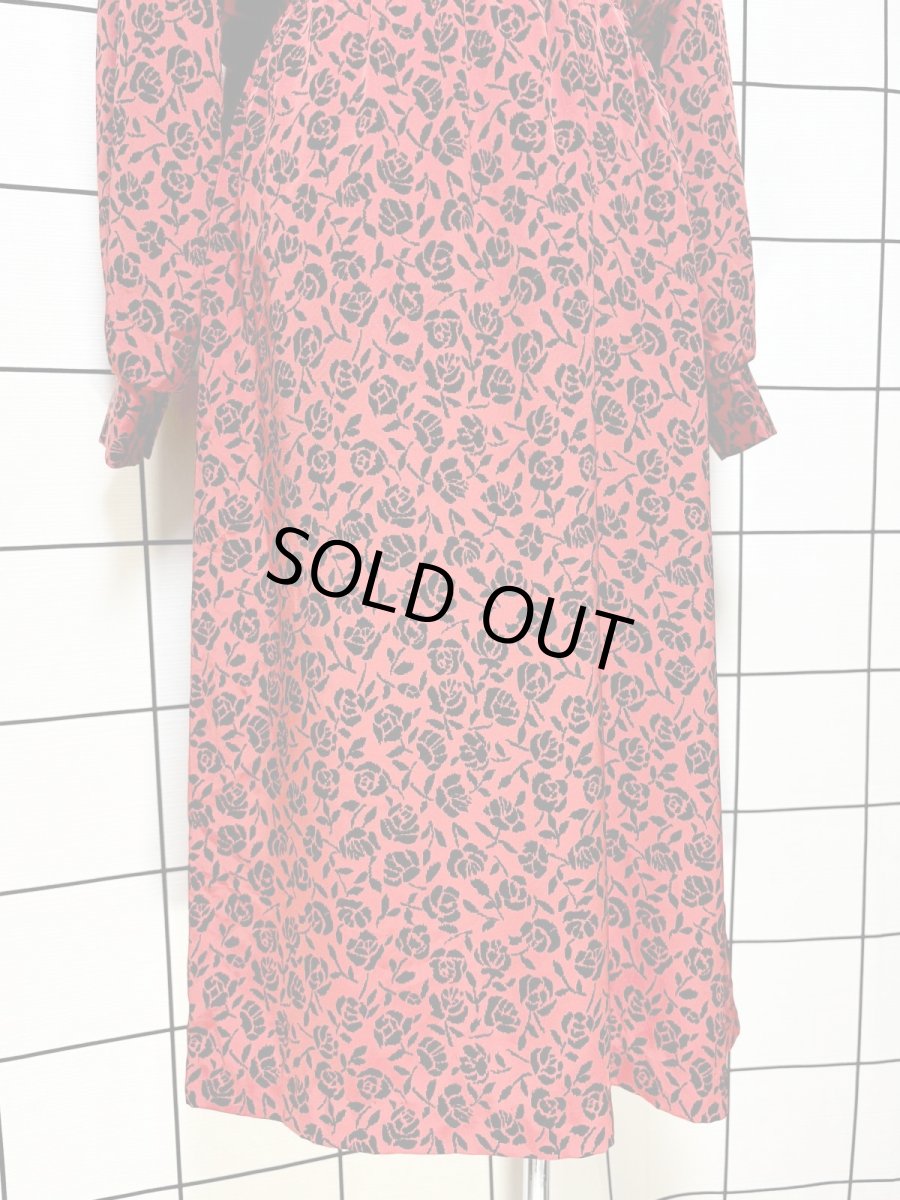 画像8: 薔薇柄 レッド ウエストゴム レトロ 長袖 USA古着 ヴィンテージワンピース (8)