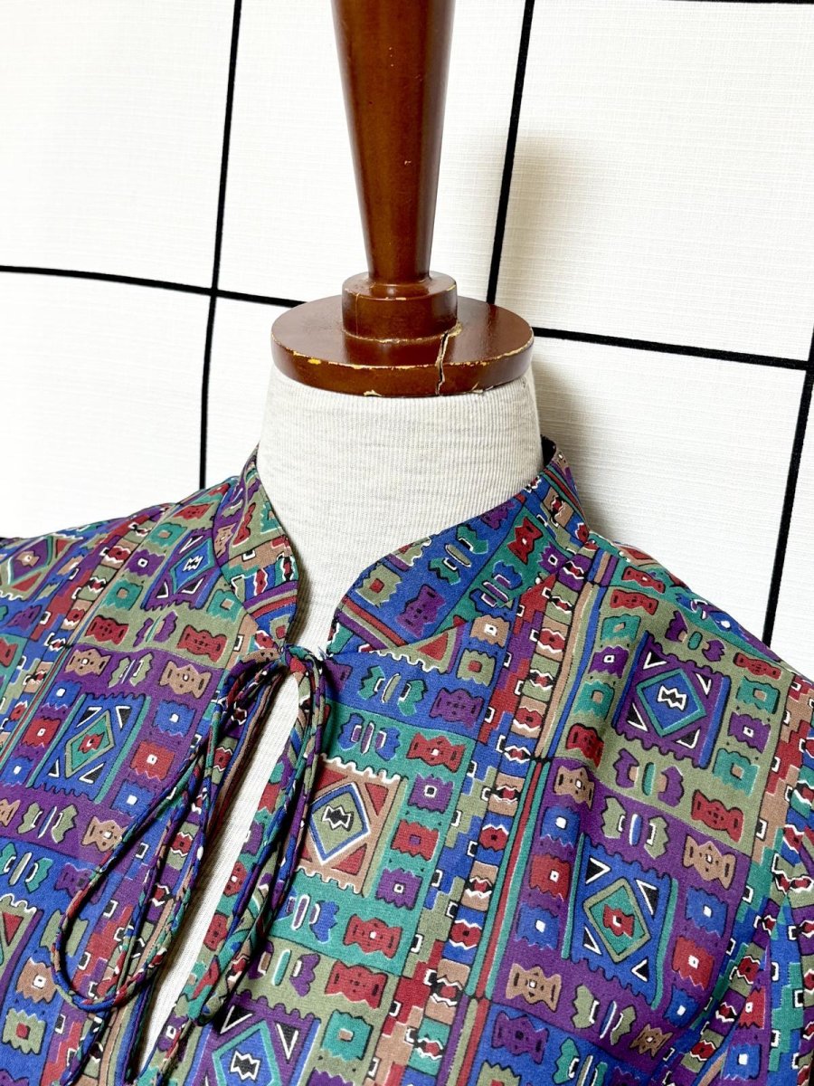 画像4: エスニック柄 首元リボン ウエストゴム レトロ 長袖 USA古着 ヴィンテージワンピース (4)