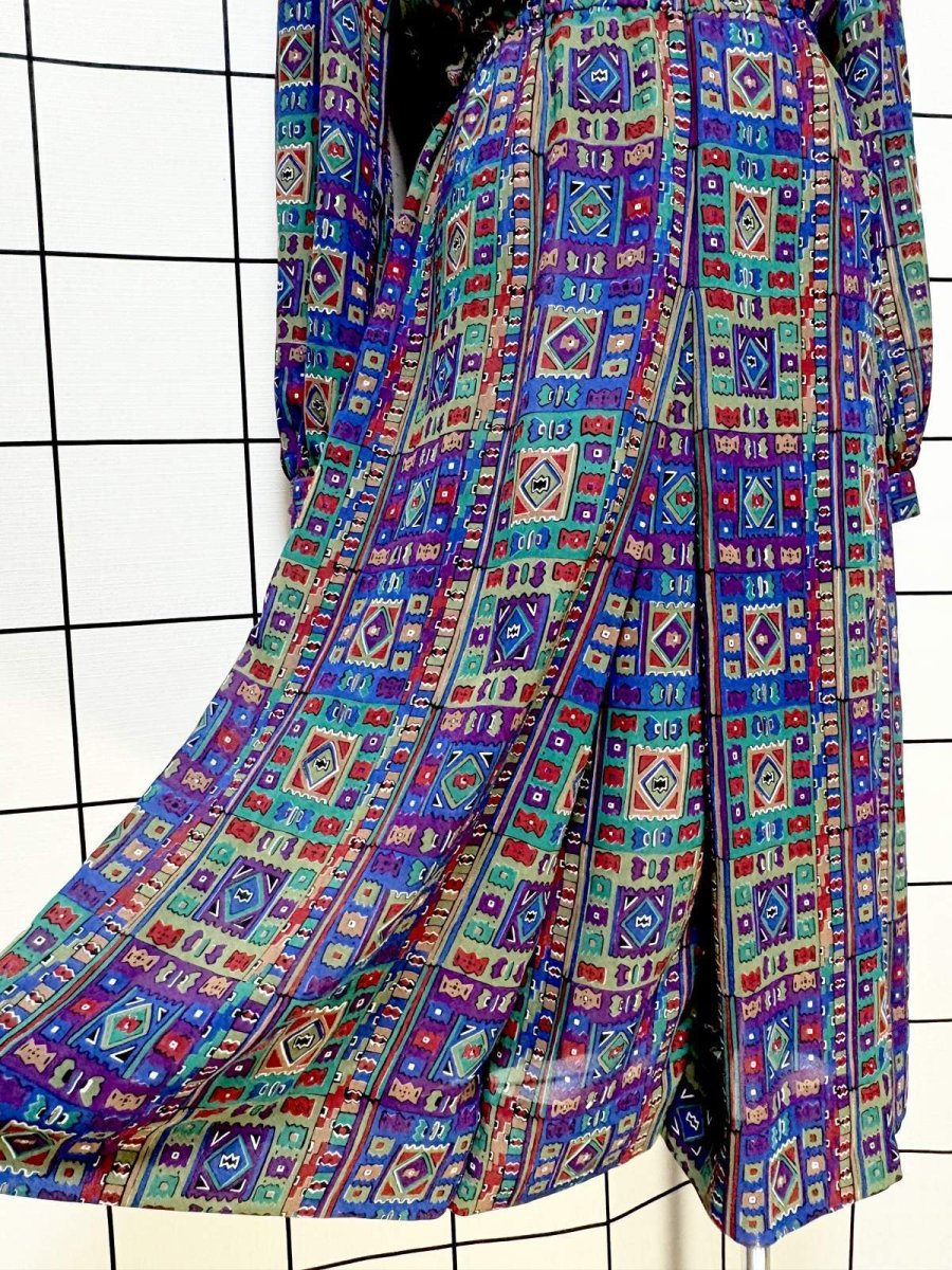 画像9: エスニック柄 首元リボン ウエストゴム レトロ 長袖 USA古着 ヴィンテージワンピース (9)