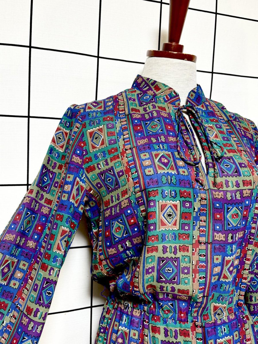 画像6: エスニック柄 首元リボン ウエストゴム レトロ 長袖 USA古着 ヴィンテージワンピース (6)