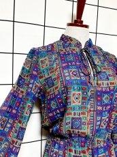 画像6: エスニック柄 首元リボン ウエストゴム レトロ 長袖 USA古着 ヴィンテージワンピース (6)