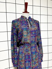 画像3: エスニック柄 首元リボン ウエストゴム レトロ 長袖 USA古着 ヴィンテージワンピース (3)