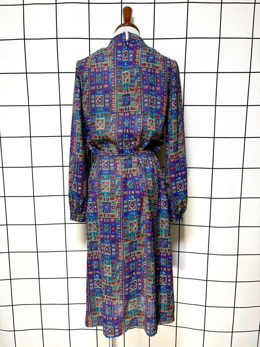 画像2: エスニック柄 首元リボン ウエストゴム レトロ 長袖 USA古着 ヴィンテージワンピース (2)