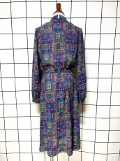 画像2: エスニック柄 首元リボン ウエストゴム レトロ 長袖 USA古着 ヴィンテージワンピース (2)