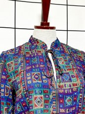 画像5: エスニック柄 首元リボン ウエストゴム レトロ 長袖 USA古着 ヴィンテージワンピース (5)