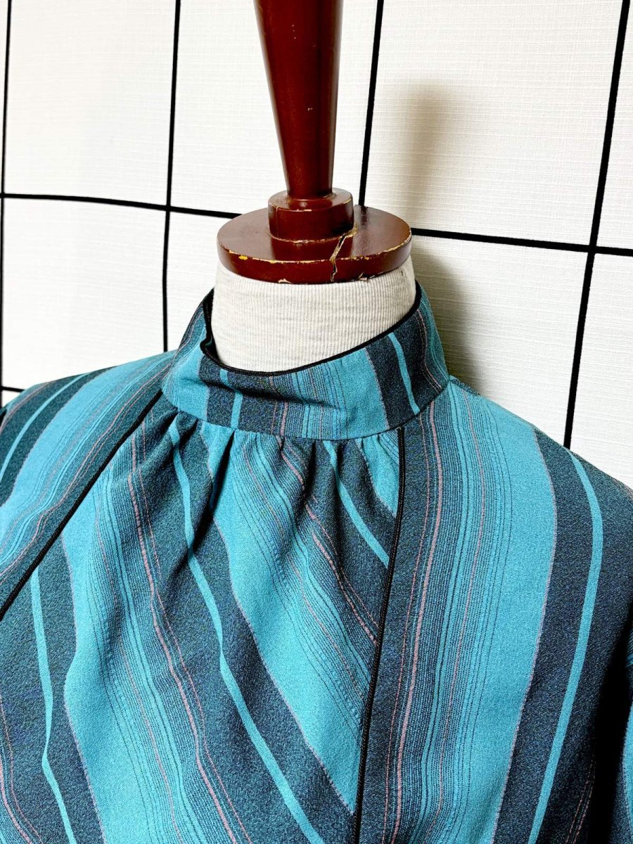 画像4: ドルマンスリーブ スタンドカラー ストライプ ウエストゴム レトロ ヨーロッパ古着 ヴィンテージワンピース (4)