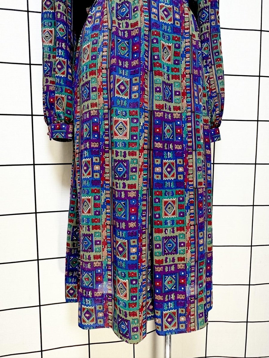 画像8: エスニック柄 首元リボン ウエストゴム レトロ 長袖 USA古着 ヴィンテージワンピース (8)