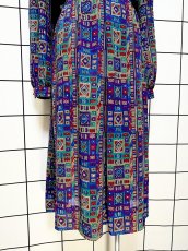 画像8: エスニック柄 首元リボン ウエストゴム レトロ 長袖 USA古着 ヴィンテージワンピース (8)