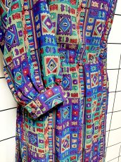 画像7: エスニック柄 首元リボン ウエストゴム レトロ 長袖 USA古着 ヴィンテージワンピース (7)