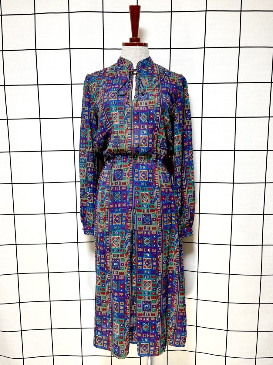 画像1: エスニック柄 首元リボン ウエストゴム レトロ 長袖 USA古着 ヴィンテージワンピース (1)