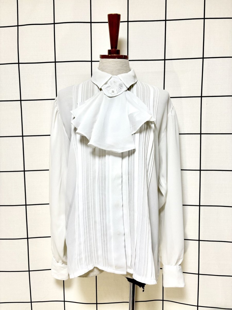 画像1: リボンタイ付  ホワイト クラシカル レトロ USA古着 ヴィンテージブラウス (1)