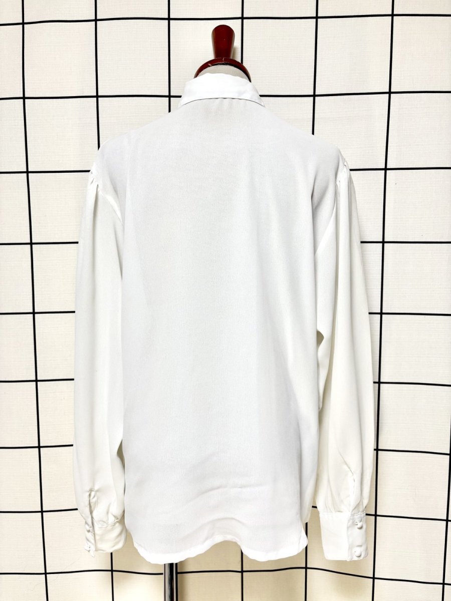 画像2: リボンタイ付  ホワイト クラシカル レトロ USA古着 ヴィンテージブラウス (2)