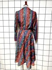 画像2: 開襟 ペイズリーモチーフ 花柄 ウエストゴム レトロ USA古着 ヴィンテージワンピース (2)