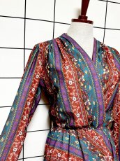 画像6: 開襟 ペイズリーモチーフ 花柄 ウエストゴム レトロ USA古着 ヴィンテージワンピース (6)