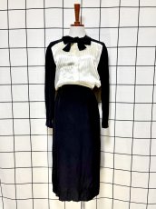 画像1: フロントタック 首元リボン ブラック オフホワイト レトロ USA古着 ヴィンテージワンピース (1)