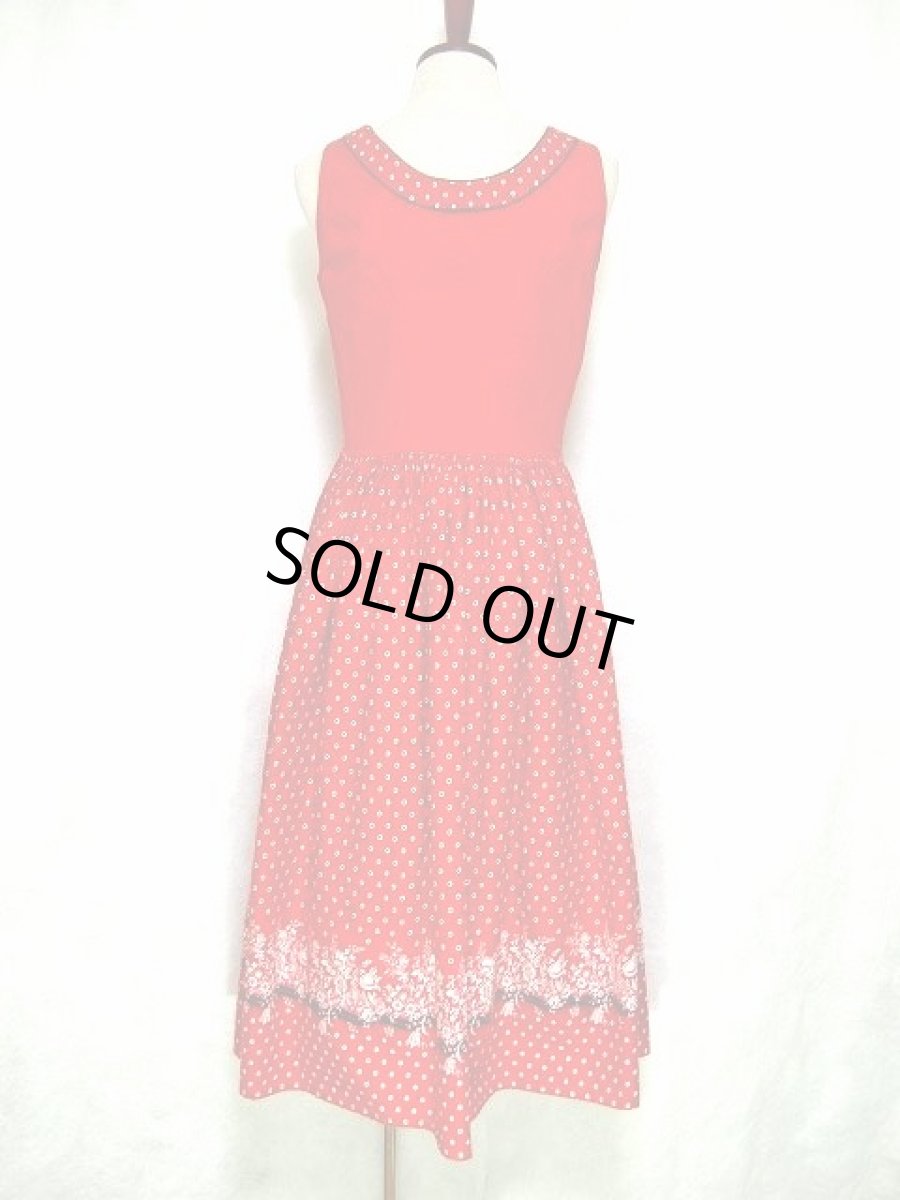 画像3: スカート裾のアンティークフラワー模様 シルエットが綺麗な小花柄 赤  ディアンドル チロルワンピース ドイツ民族衣装 舞台 演奏会 フォークダンス オクトーバーフェスト 【1255】 (3)