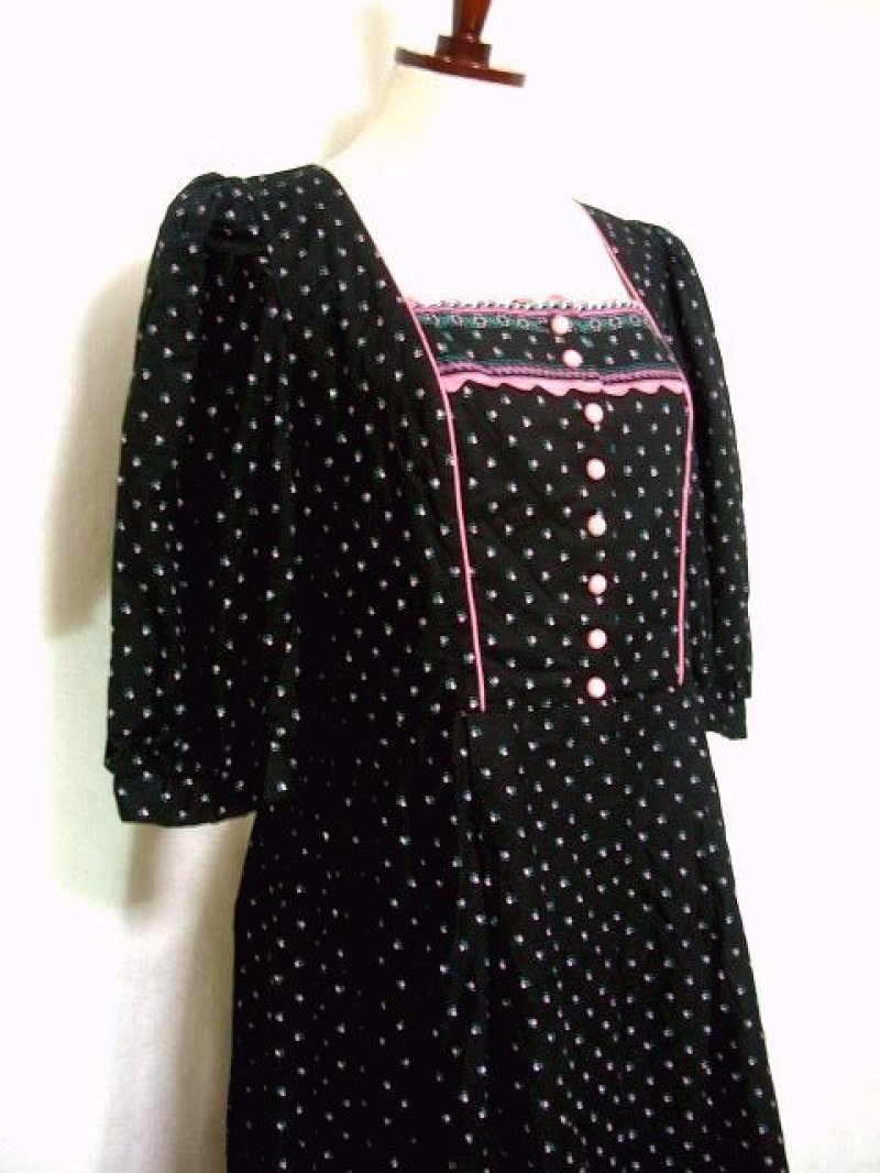 画像1: ピンク小花柄がとびっきり可愛い スカート裾アンティークレースも素敵 黒 ディアンドル チロルワンピース ドイツ民族衣装 舞台 演奏会 フォークダンス オクトーバーフェスト 【1309】