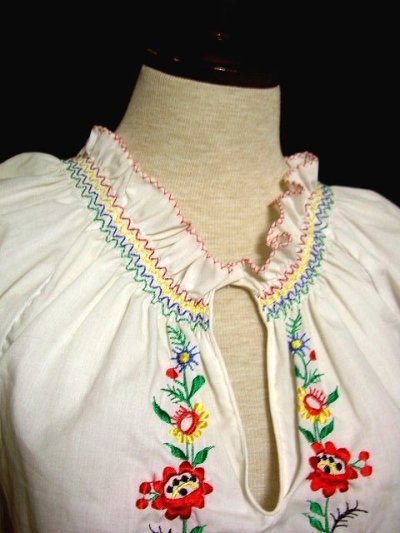 画像1: ハンドメイドのフラワー刺繍がとっても可愛い ヨーロッパ古着 半袖スモックブラウス【1048】