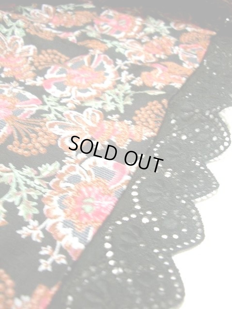 画像4: 花柄切替しデザイン アンティークボタンも素敵 大人っぽいの雰囲気 黒 　ディアンドル チロルワンピース ドイツ民族衣装 舞台 演奏会 フォークダンス オクトーバーフェスト 【1254】 (4)