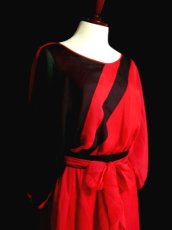 画像4: ヨーロッパ古着　レトロクラシカルな雰囲気♪リボンでウエストマーク!!!レトロドレス　黒×赤 (4)