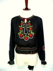 画像1: ハンドメイドのフラワー刺繍がとっても可愛い ヨーロッパ古着 長袖スモックブラウス 黒【1055】 (1)