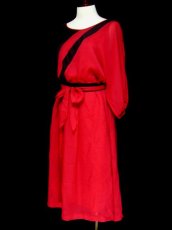画像2: ヨーロッパ古着　レトロクラシカルな雰囲気♪リボンでウエストマーク!!!レトロドレス　黒×赤 (2)
