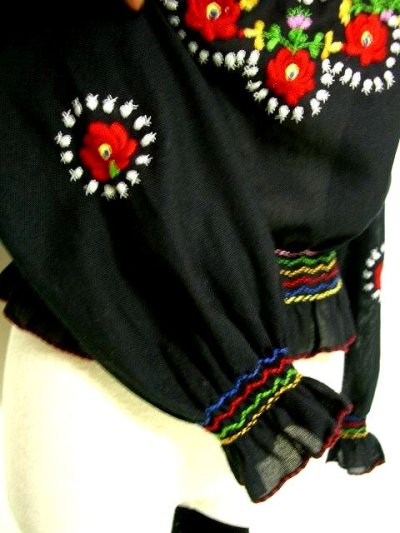 画像3: ハンドメイドのフラワー刺繍がとっても可愛い ヨーロッパ古着 長袖スモックブラウス 黒【1055】