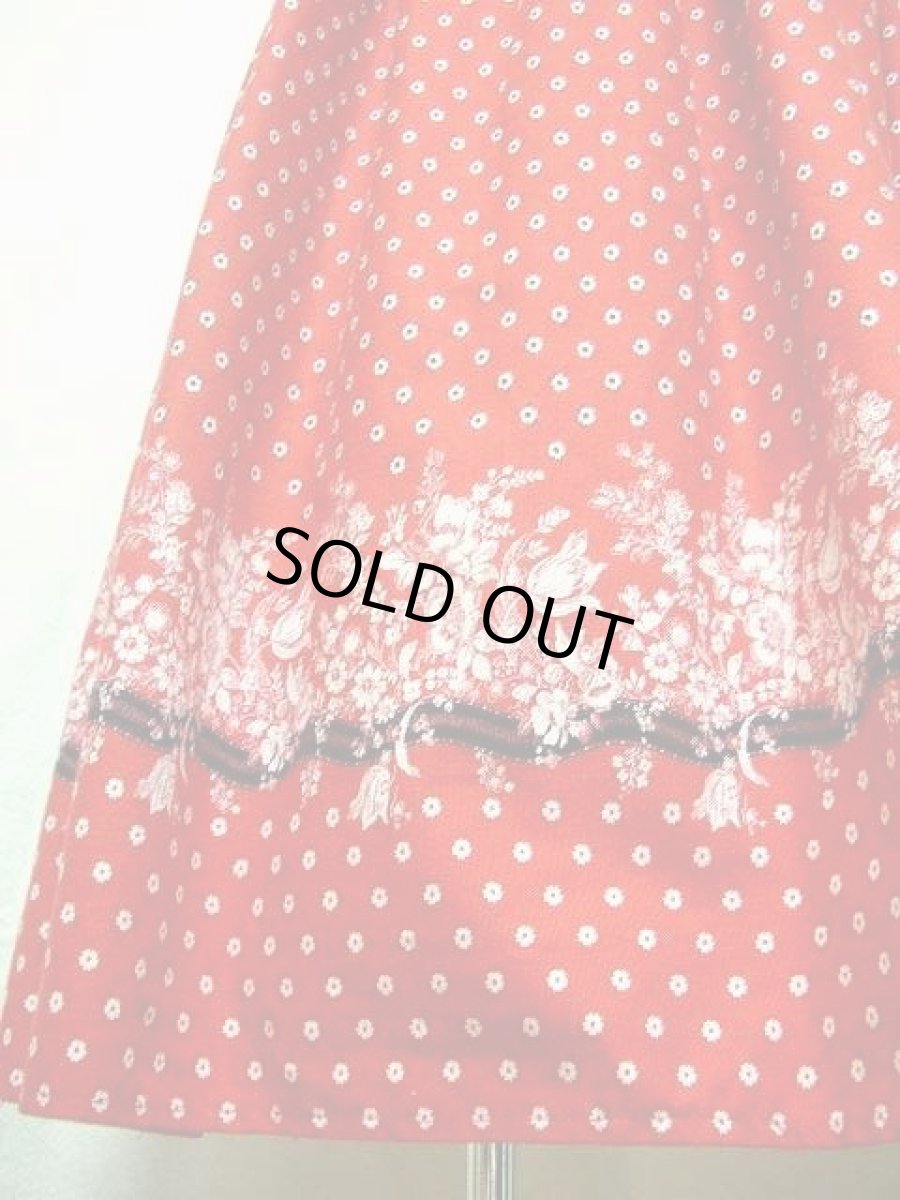 画像4: スカート裾のアンティークフラワー模様 シルエットが綺麗な小花柄 赤  ディアンドル チロルワンピース ドイツ民族衣装 舞台 演奏会 フォークダンス オクトーバーフェスト 【1255】 (4)