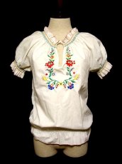 画像1: ハンドメイドのフラワー刺繍がとっても可愛い ヨーロッパ古着 半袖スモックブラウス【1048】 (1)