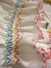 画像5: ハンドメイドのフラワー刺繍がとっても可愛い ヨーロッパ古着 半袖スモックブラウス【1048】 (5)
