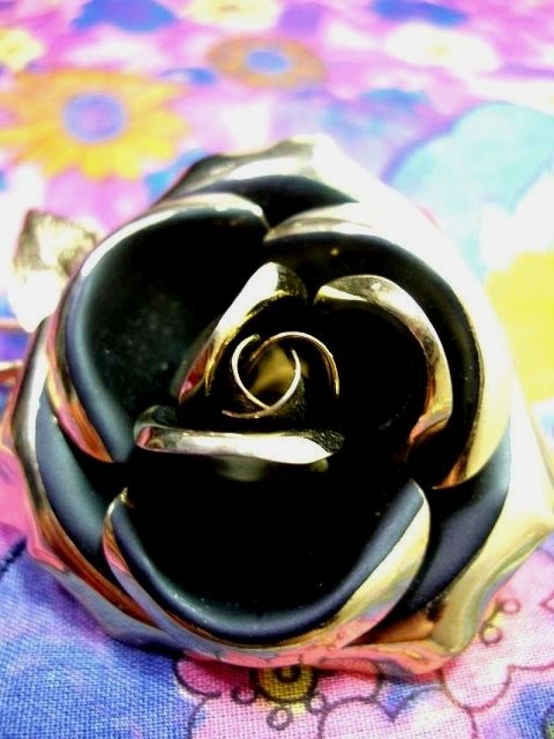 画像1: ☆　レトロアンティーク　ブローチ 11　大きな薔薇×黒×ゴールド　☆