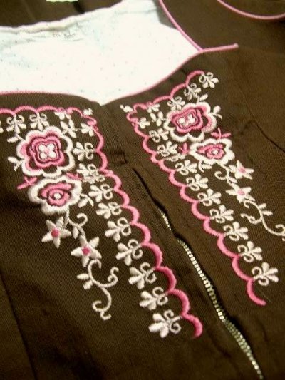 画像2: ピンクの刺繍が可愛い お花柄刺繍 ブラウン ディアンドル チロルワンピース ドイツ民族衣装 舞台 演奏会 フォークダンス オクトーバーフェスト 【1253】