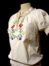 画像4: ハンドメイドのフラワー刺繍がとっても可愛い ヨーロッパ古着 半袖スモックブラウス【1048】 (4)