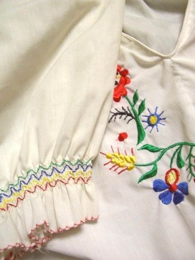 画像2: ハンドメイドのフラワー刺繍がとっても可愛い ヨーロッパ古着 半袖スモックブラウス【1048】